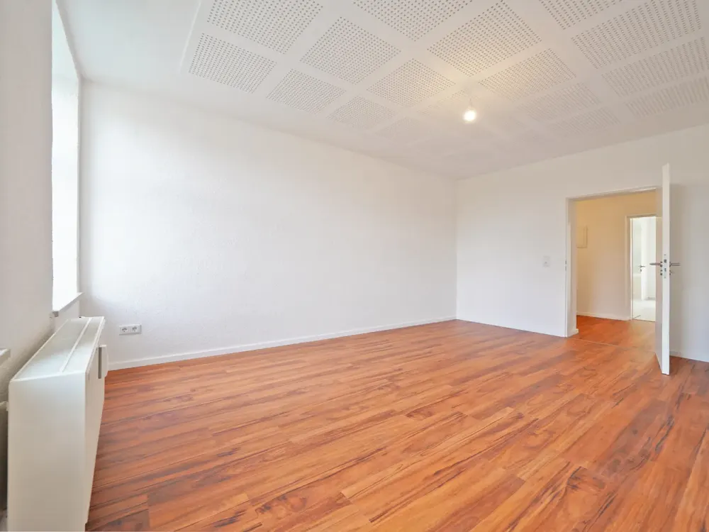 Spacious 3-Room Apartment on 1st Floor* Large Balcony* Bathroom with Bathtub* Parking Space* Garden* Cellar* Central Location*
