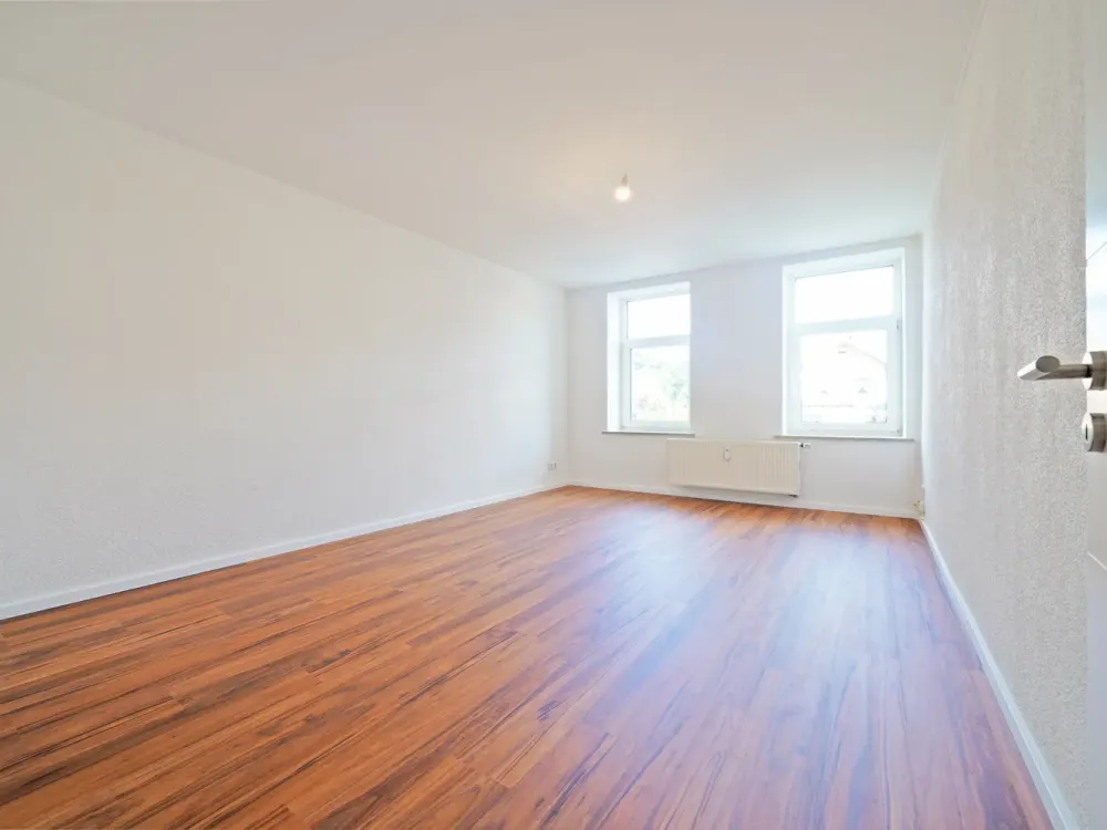 Spacious 3-Room Apartment on 1st Floor* Large Balcony* Bathroom with Bathtub* Parking Space* Garden* Cellar* Central Location*