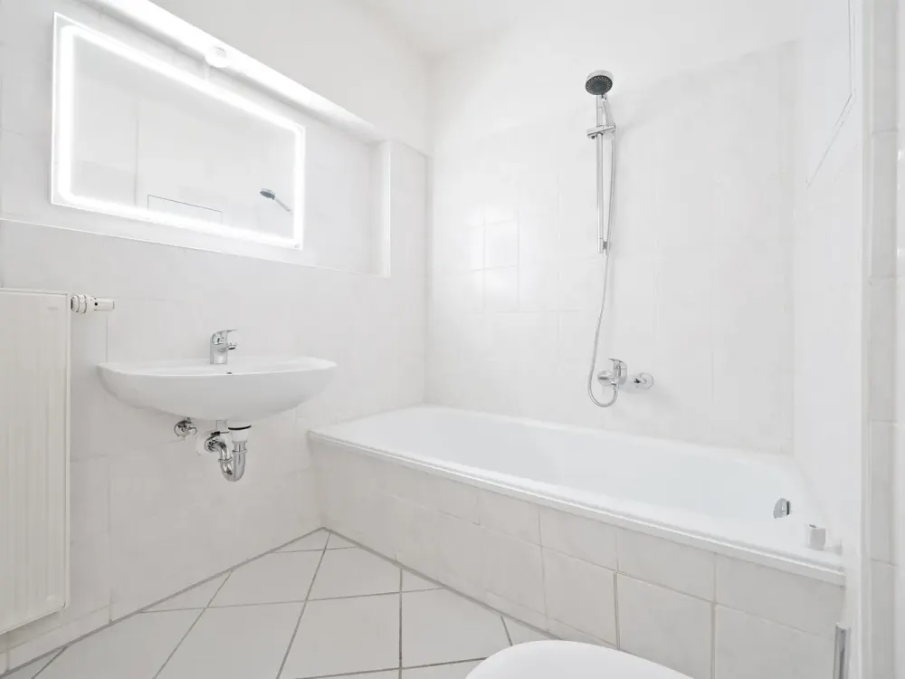 Spacious 3-Room Apartment on 1st Floor* Large Balcony* Bathroom with Bathtub* Parking Space* Garden* Cellar* Central Location*