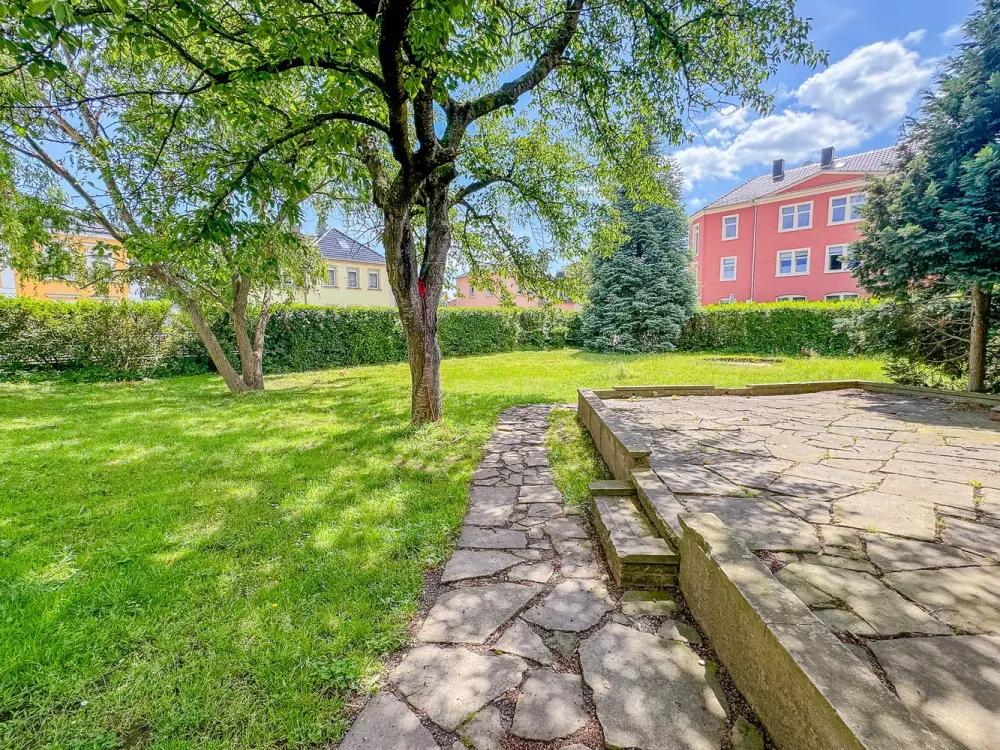 Spacious 3-Room Apartment on 1st Floor* Large Balcony* Bathroom with Bathtub* Parking Space* Garden* Cellar* Central Location*