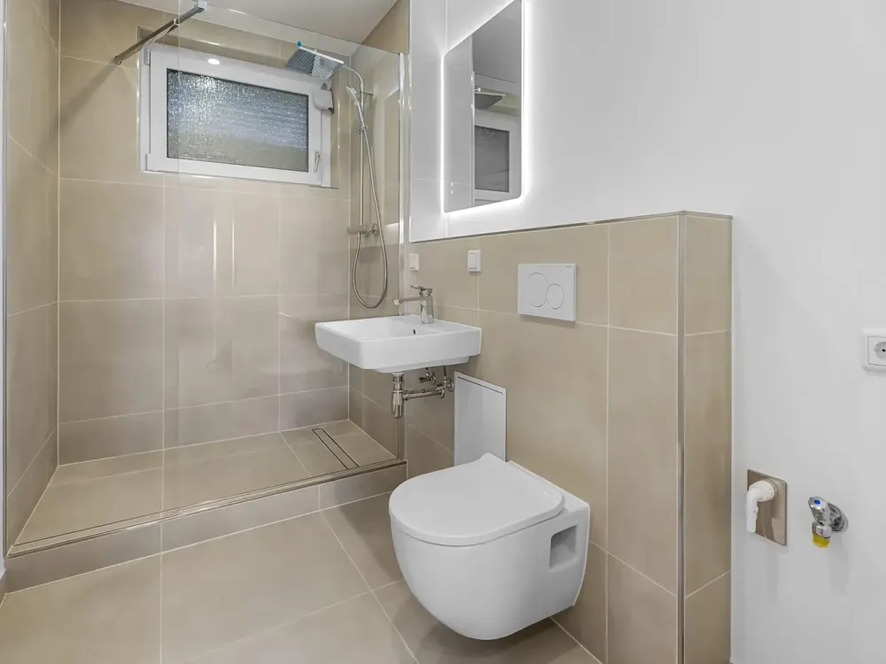 Erstbezug: Frisch sanierte 2-Zimmer-Wohnung mit Loggia