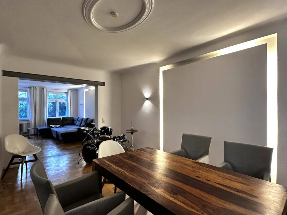 Stuttgart-West: Großzügige Wohnung mit offenem Wohn-/Essbereich, Glasbaustein-Wand & Ankleide