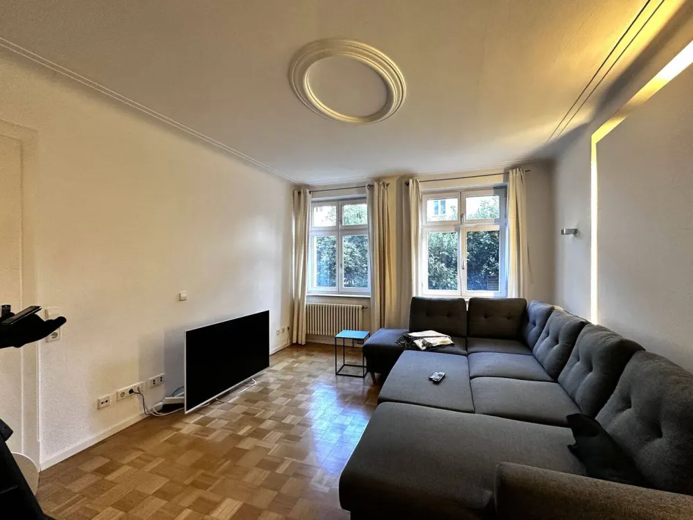 Stuttgart-West: Großzügige Wohnung mit offenem Wohn-/Essbereich, Glasbaustein-Wand & Ankleide