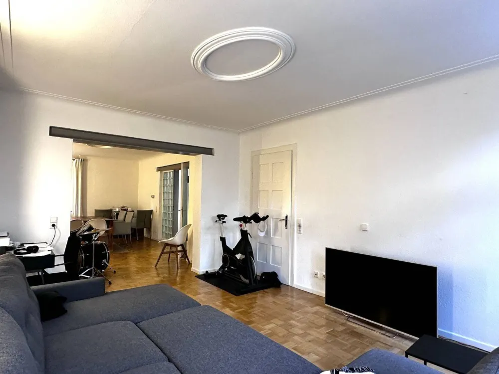 Stuttgart-West: Großzügige Wohnung mit offenem Wohn-/Essbereich, Glasbaustein-Wand & Ankleide