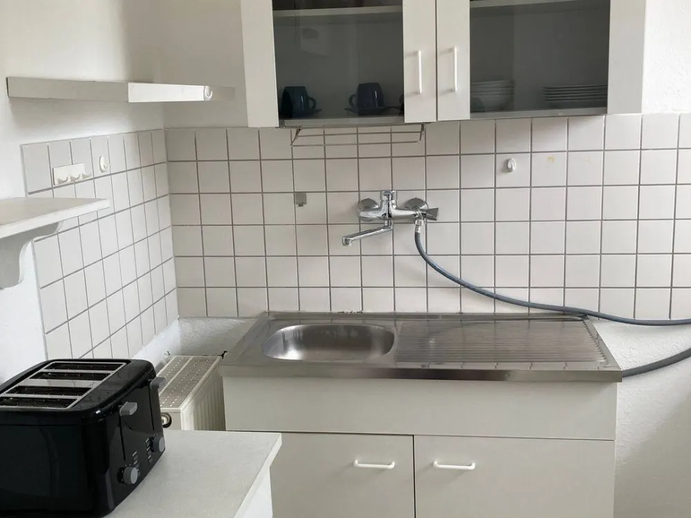 Möbliertes Apartment in zentraler Lage mit EBK / OHNE Aufzug u. Balkon! Für 1 Person!