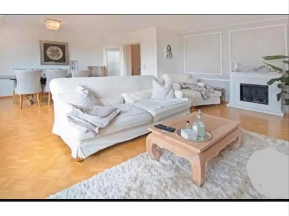 Helle 2-Zimmer-Wohnung mit großem Wohn-/Essbereich und Balkon