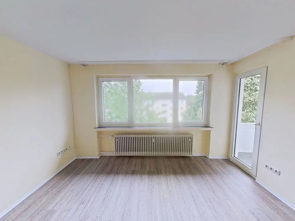 Your New Home: Cozy 3-Room Apartment with BALCONY and Plenty of Comfort