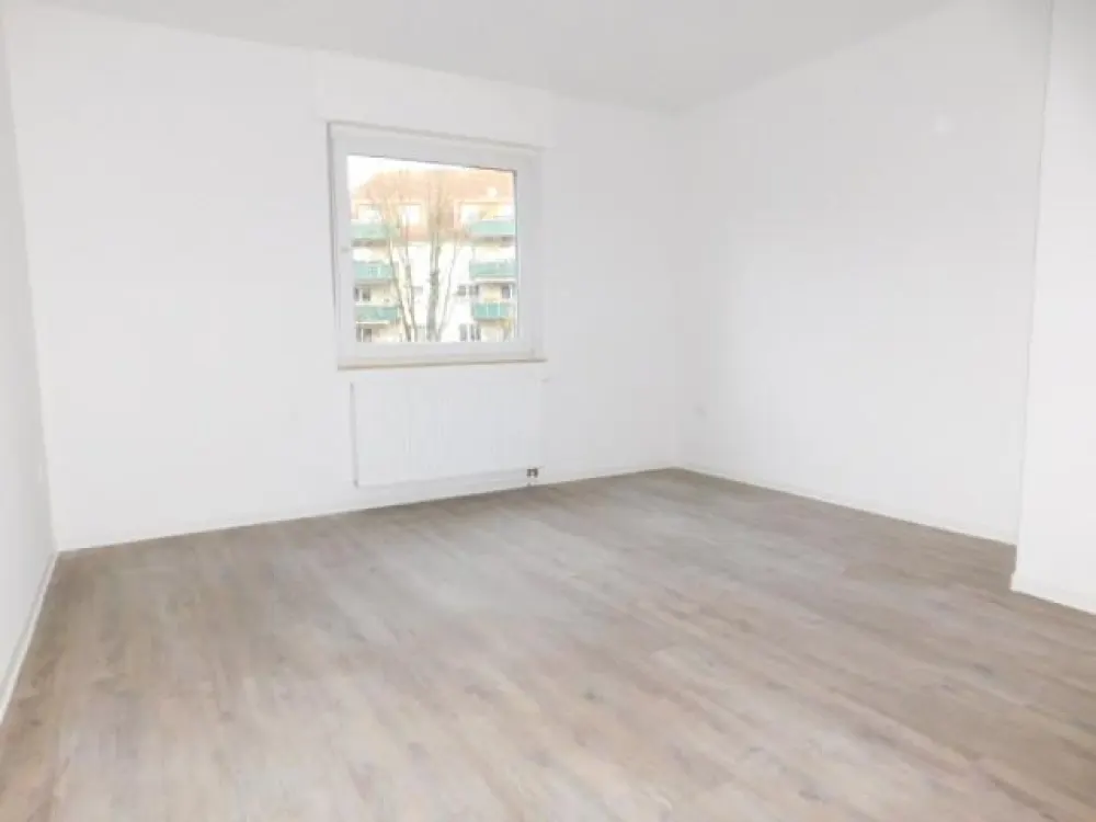 **Sehr schöne 2-Raumwohnung im 2. OG bezugsfertig renoviert mit 2 Balkone in zentraler Lage**