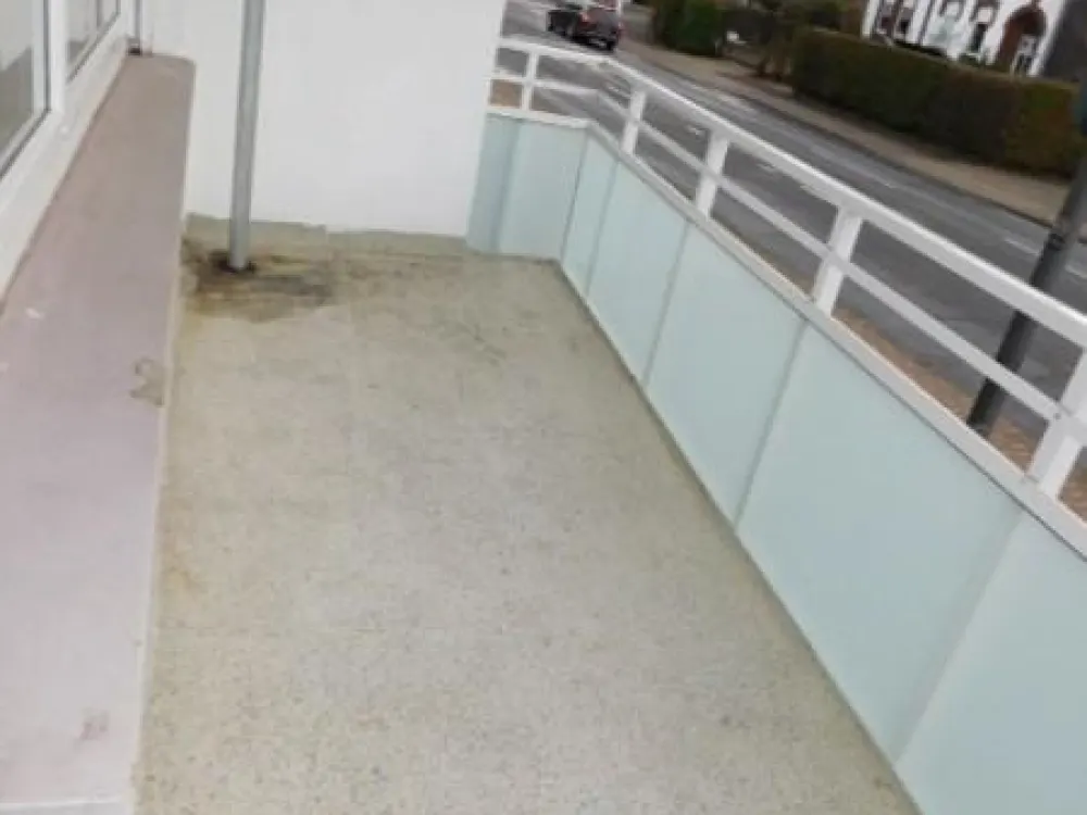 **Sehr schöne 2-Raumwohnung im 2. OG bezugsfertig renoviert mit 2 Balkone in zentraler Lage**