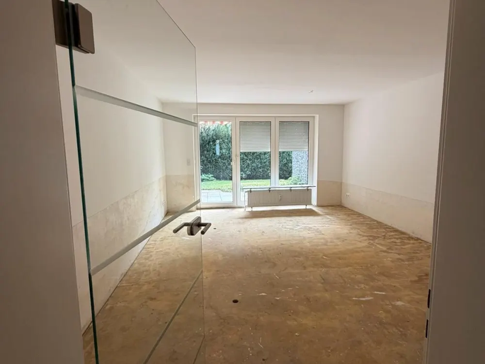 3 - Zimmer Erdgeschosswohnung mit Terrasse, Stellplatz und Garten