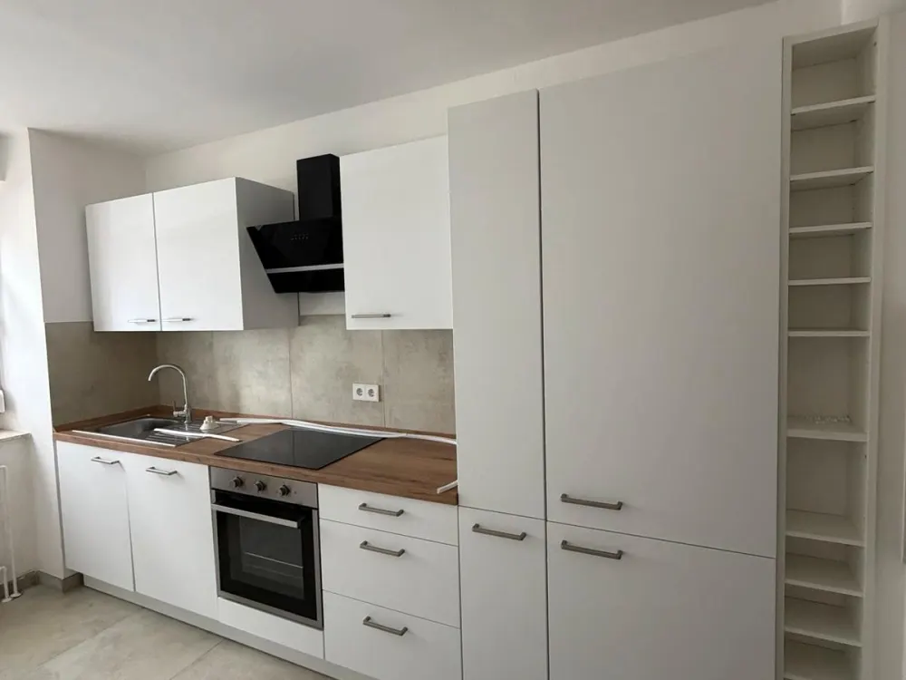 3 - Zimmer Erdgeschosswohnung mit Terrasse, Stellplatz und Garten