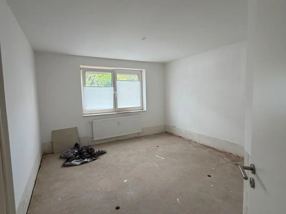 3 - Zimmer Erdgeschosswohnung mit Terrasse, Stellplatz und Garten