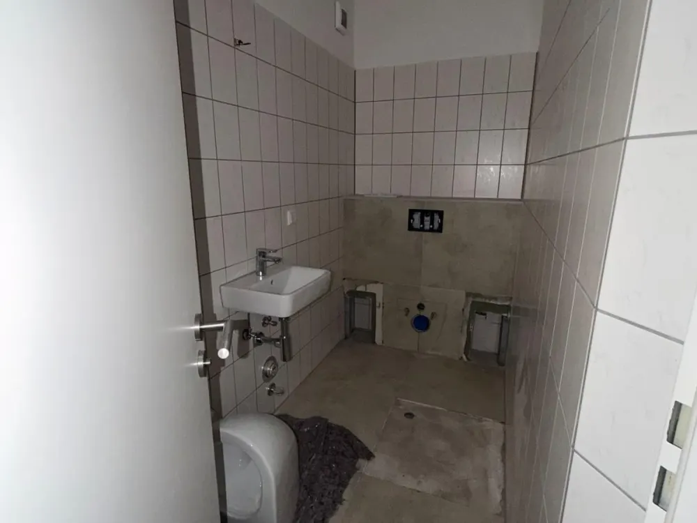3 - Zimmer Erdgeschosswohnung mit Terrasse, Stellplatz und Garten