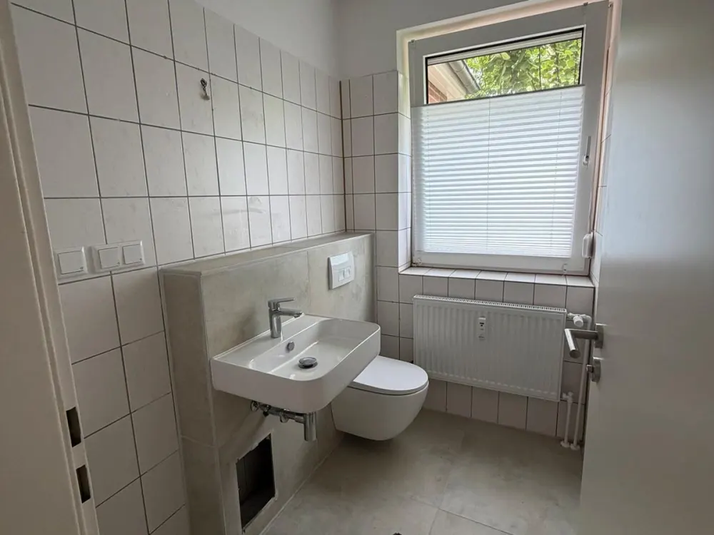 3 - Zimmer Erdgeschosswohnung mit Terrasse, Stellplatz und Garten