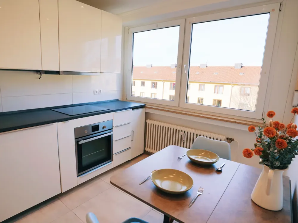 8-min to HBF: Furnished, Sunny [PRIVATE ROOM in WG] Next to S+U-Bahn [U6], Large Kitchen-Diner