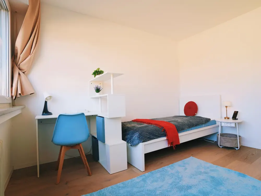 8-min to HBF: Furnished, Sunny [PRIVATE ROOM in WG] Next to S+U-Bahn [U6], Large Kitchen-Diner