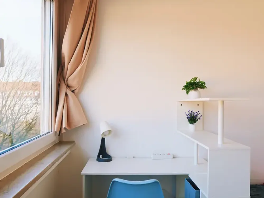 8-min to HBF: Furnished, Sunny [PRIVATE ROOM in WG] Next to S+U-Bahn [U6], Large Kitchen-Diner