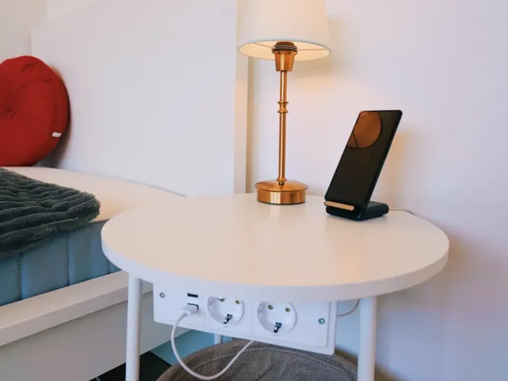 8-min to HBF: Furnished, Sunny [PRIVATE ROOM in WG] Next to S+U-Bahn [U6], Large Kitchen-Diner