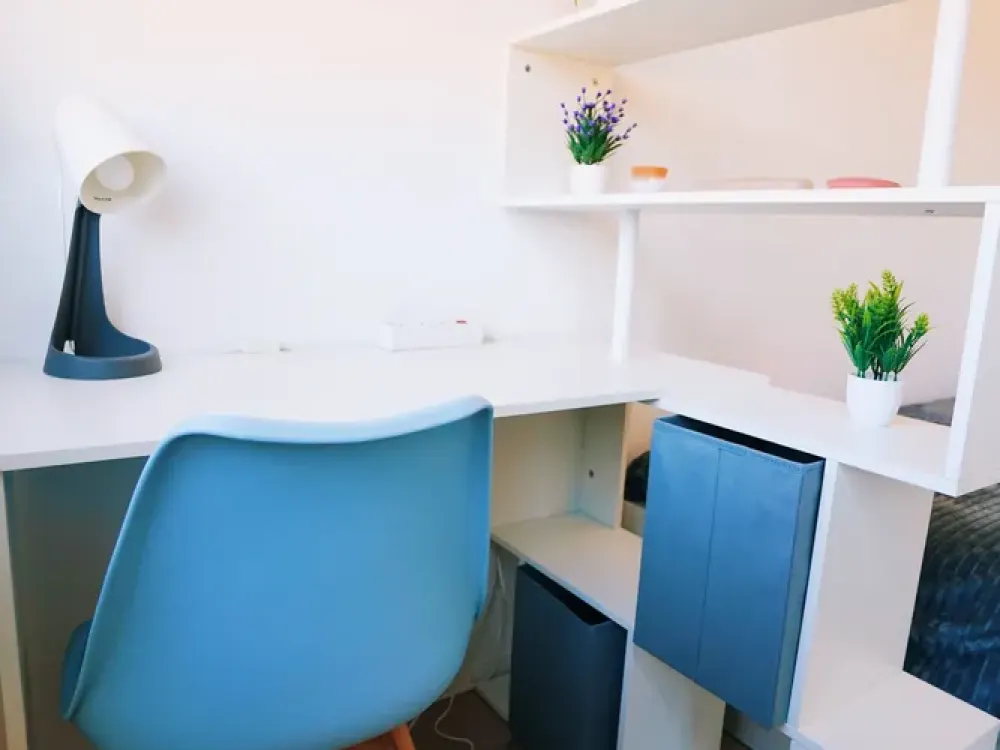 8-min to HBF: Furnished, Sunny [PRIVATE ROOM in WG] Next to S+U-Bahn [U6], Large Kitchen-Diner