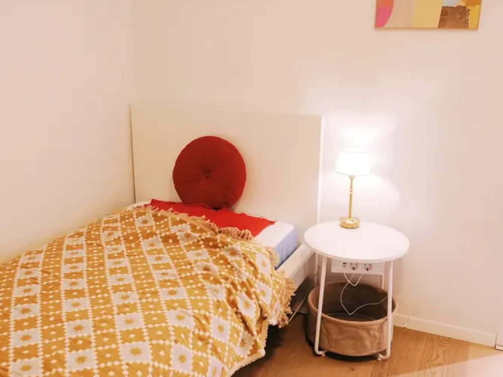 8-min to HBF: Furnished, Sunny [PRIVATE ROOM in WG] Next to S+U-Bahn [U6], Large Kitchen-Diner
