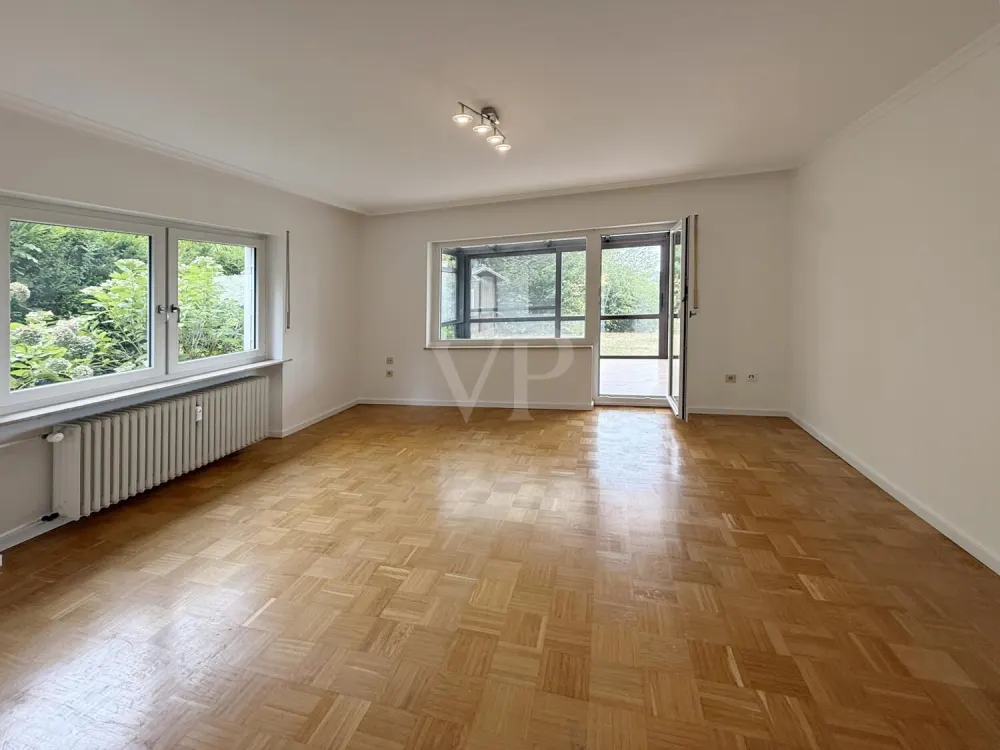 VON POLL - OBERURSEL: Erdgeschosswohnung im Eichwäldchen mit Gartennutzung