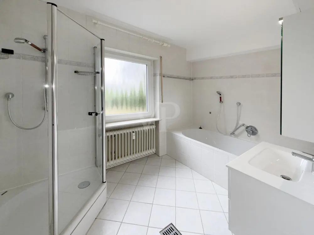 VON POLL - OBERURSEL: Erdgeschosswohnung im Eichwäldchen mit Gartennutzung
