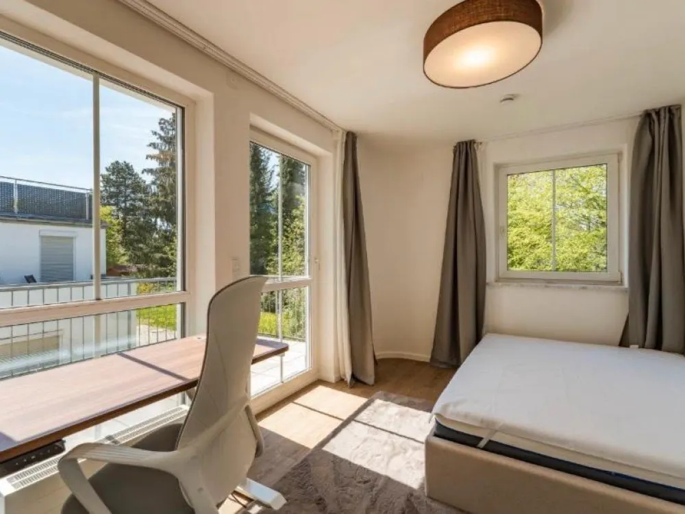 Helles WG-Zimmer mit Balkon in München - ab Mitte Dezember