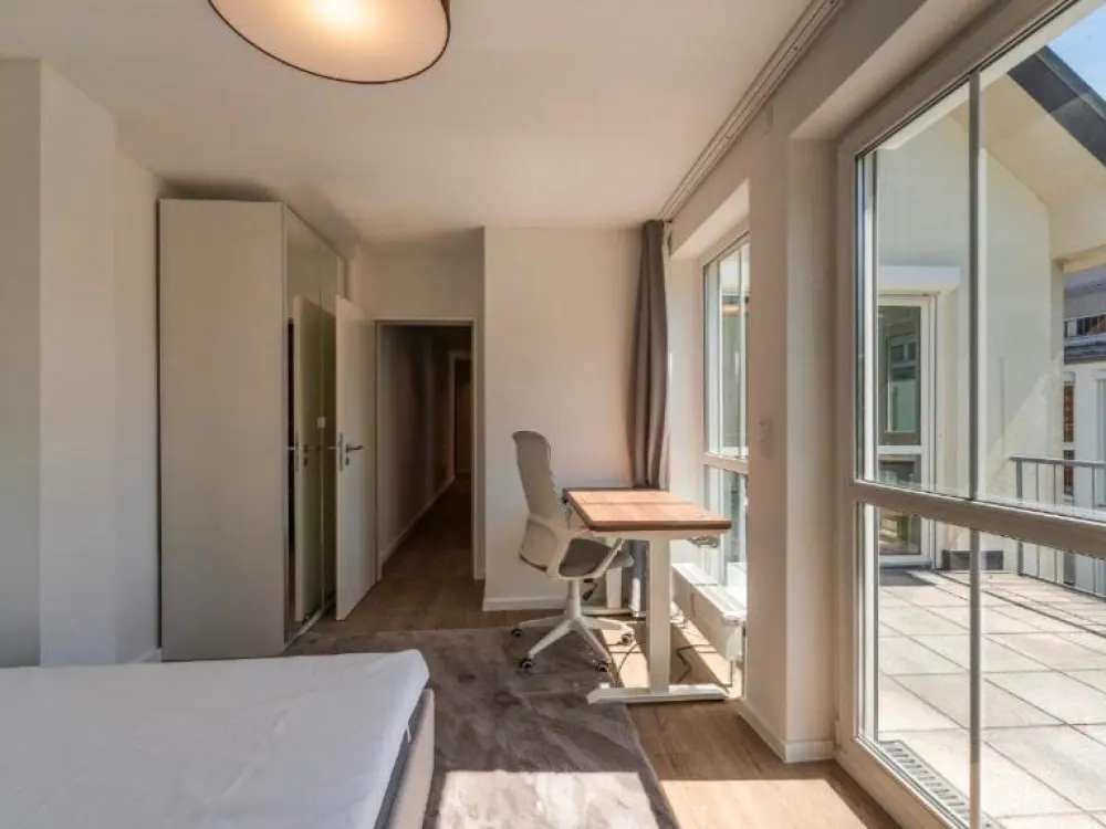 Helles WG-Zimmer mit Balkon in München - ab Mitte Dezember