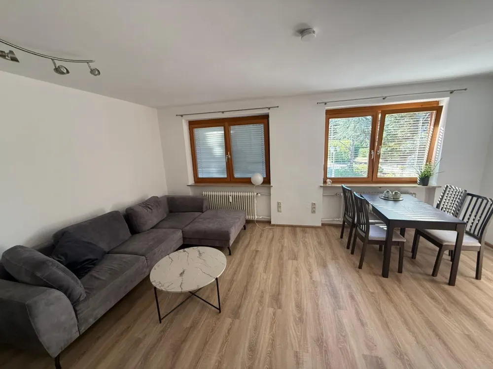 Möblierte 35 m² Einzimmerwohnung mit Stellplatz ohne Küche!