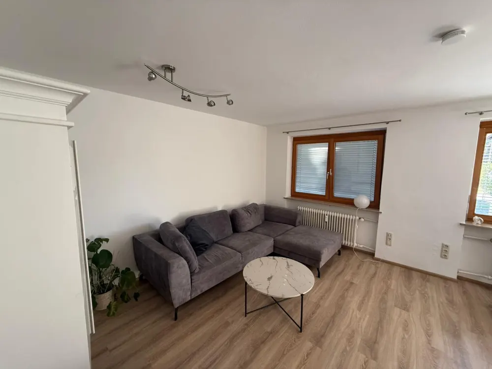 Möblierte 35 m² Einzimmerwohnung mit Stellplatz ohne Küche!