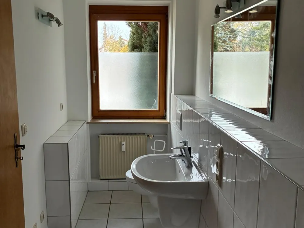 Möblierte 35 m² Einzimmerwohnung mit Stellplatz ohne Küche!