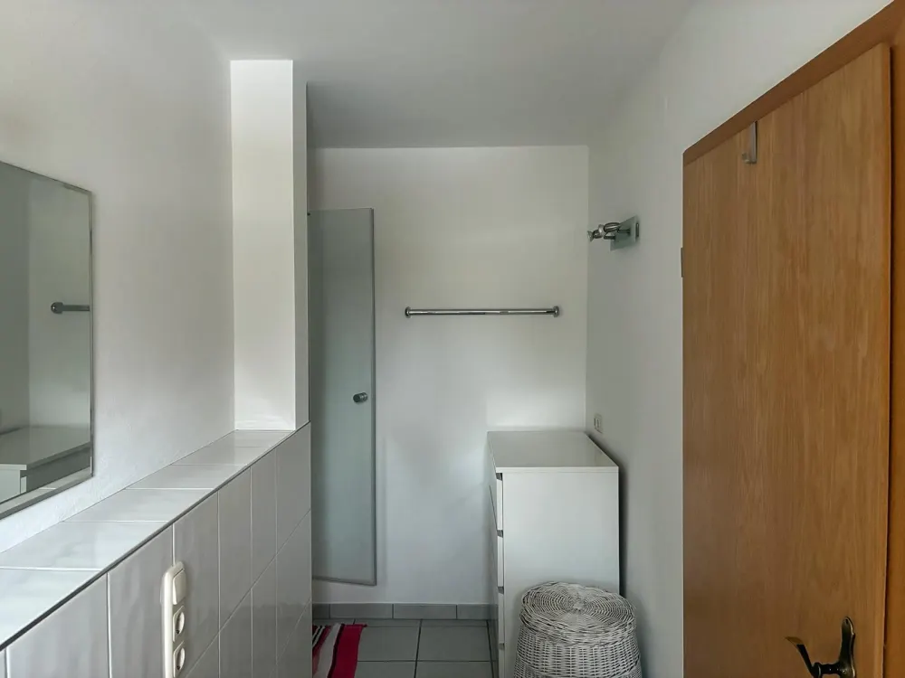 Möblierte 35 m² Einzimmerwohnung mit Stellplatz ohne Küche!