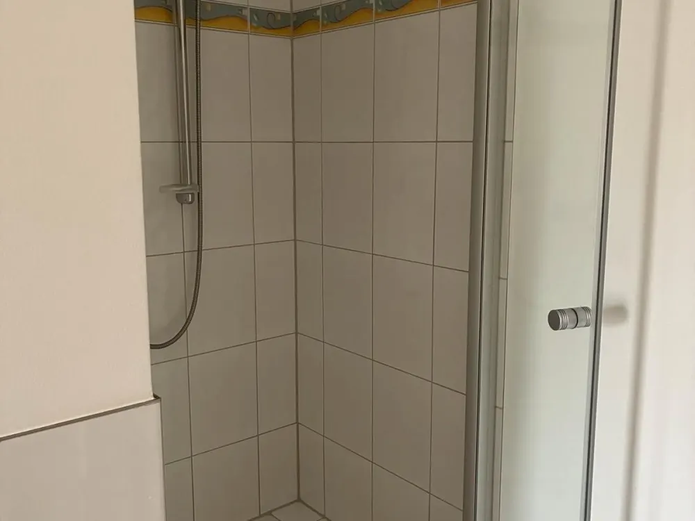 Möblierte 35 m² Einzimmerwohnung mit Stellplatz ohne Küche!