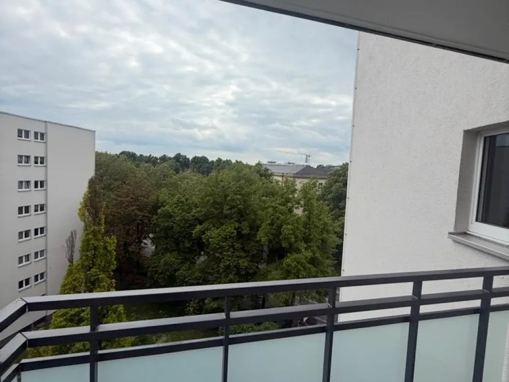 Renovierte 2ZKB mit Einbauküche und Balkon im vorderen Westen