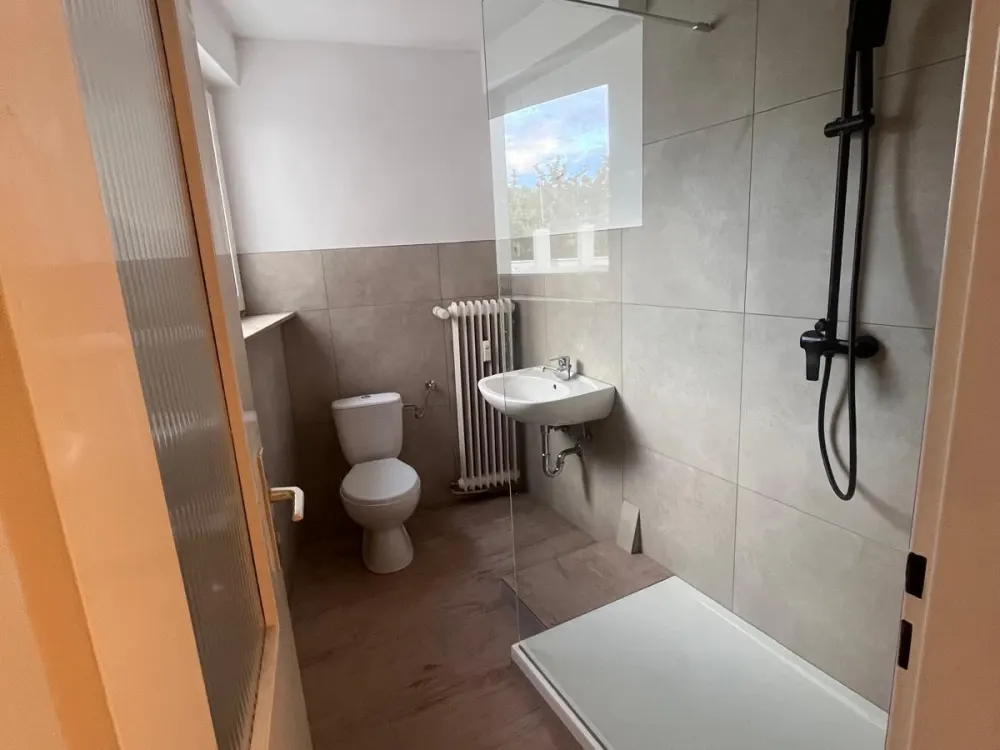 Renovierte 2ZKB mit Einbauküche und Balkon im vorderen Westen