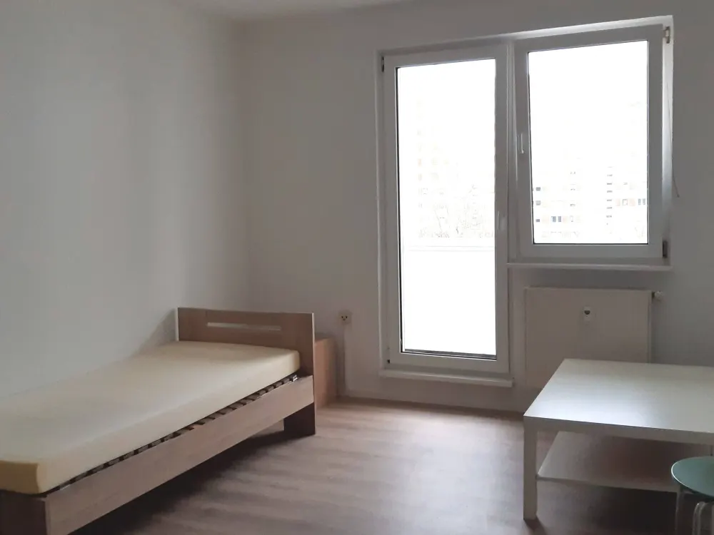 Großes möbliertes WG-Zimmer mit eigenem Balkon