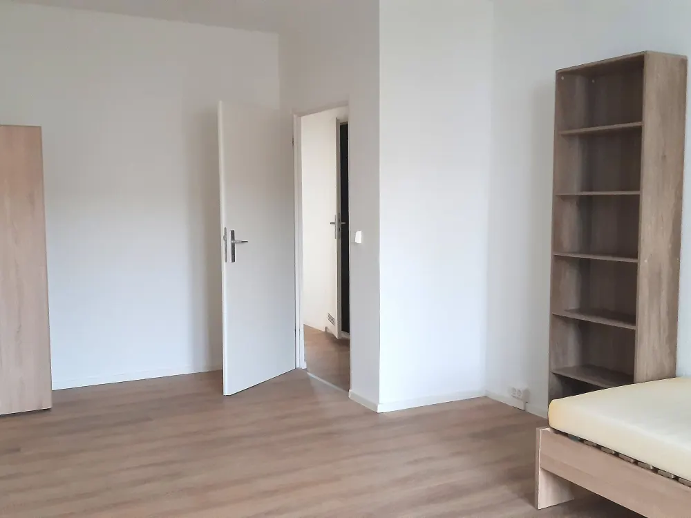 Großes möbliertes WG-Zimmer mit eigenem Balkon