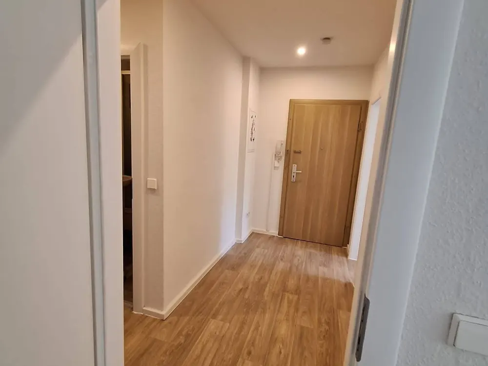 Großes möbliertes WG-Zimmer mit eigenem Balkon