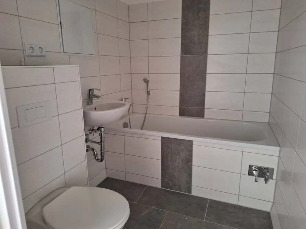 Großes möbliertes WG-Zimmer mit eigenem Balkon