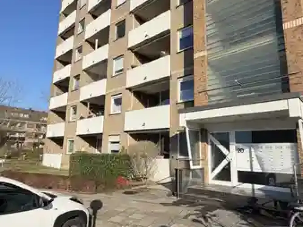 Stellplatz inklusive: ruhige 1-Zimmer-Wohnung mit Balkon und Aufzug