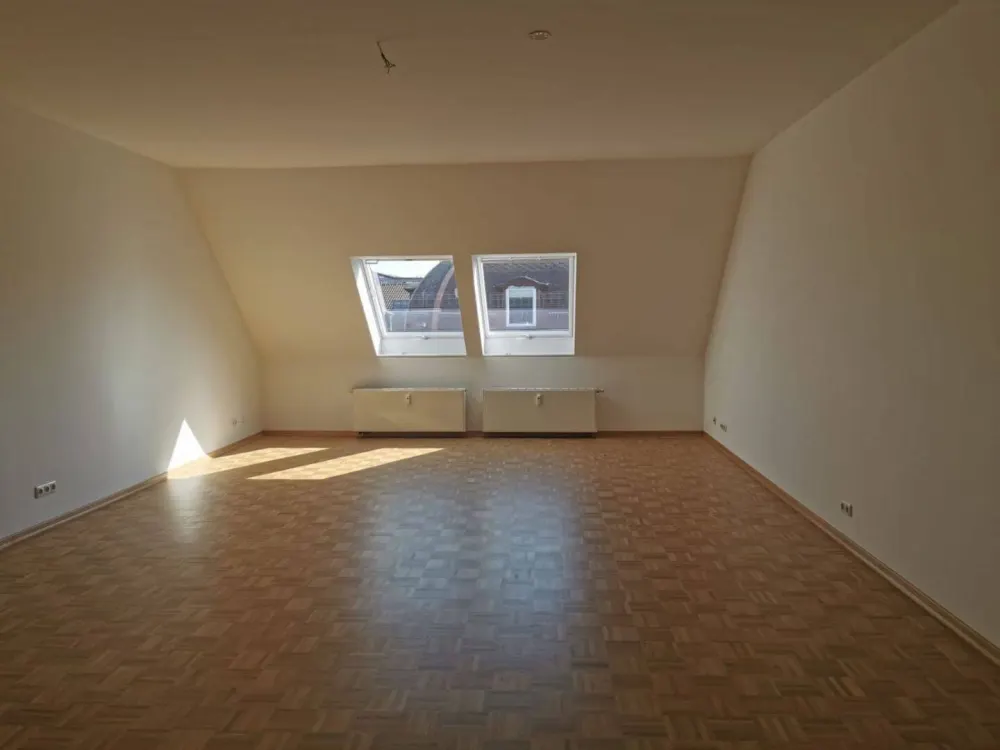 Frisch renoviert! Wohnen im Zentrum von Leipzig - Großzügige Single-Wohnung im DG mit Aufzug!