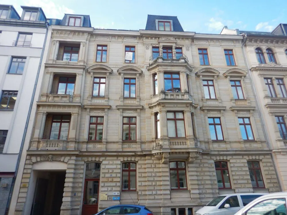 Frisch renoviert! Wohnen im Zentrum von Leipzig - Großzügige Single-Wohnung im DG mit Aufzug!