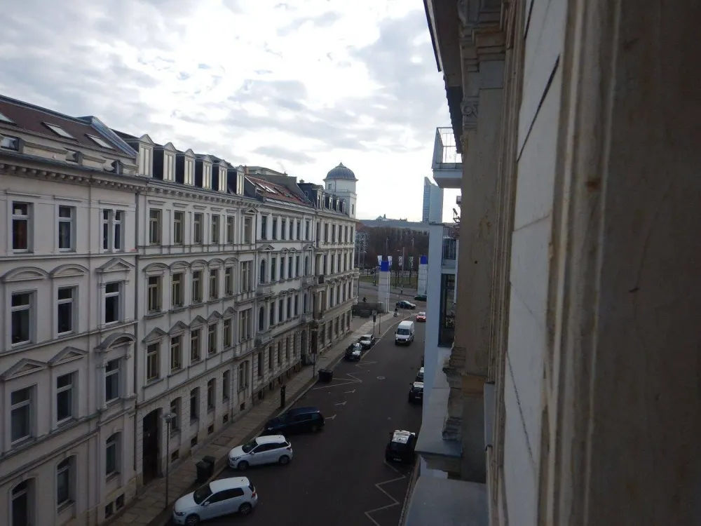 Frisch renoviert! Wohnen im Zentrum von Leipzig - Großzügige Single-Wohnung im DG mit Aufzug!