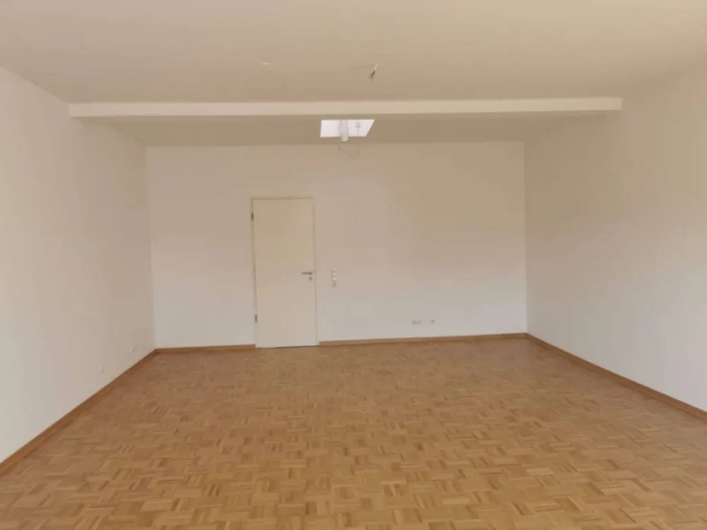 Frisch renoviert! Wohnen im Zentrum von Leipzig - Großzügige Single-Wohnung im DG mit Aufzug!