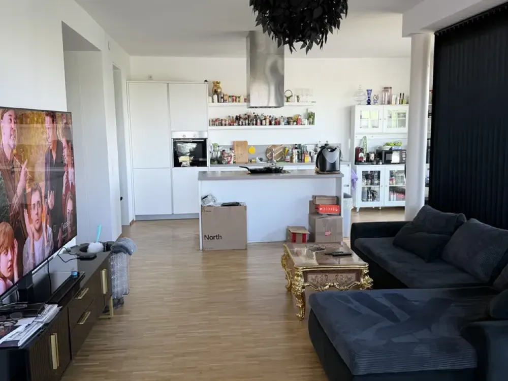 helle 4-Zimmer Wohnung mit Loggia