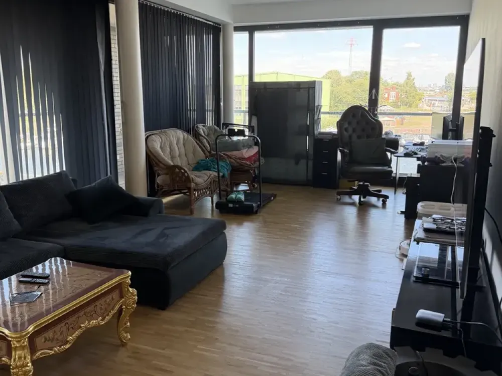helle 4-Zimmer Wohnung mit Loggia