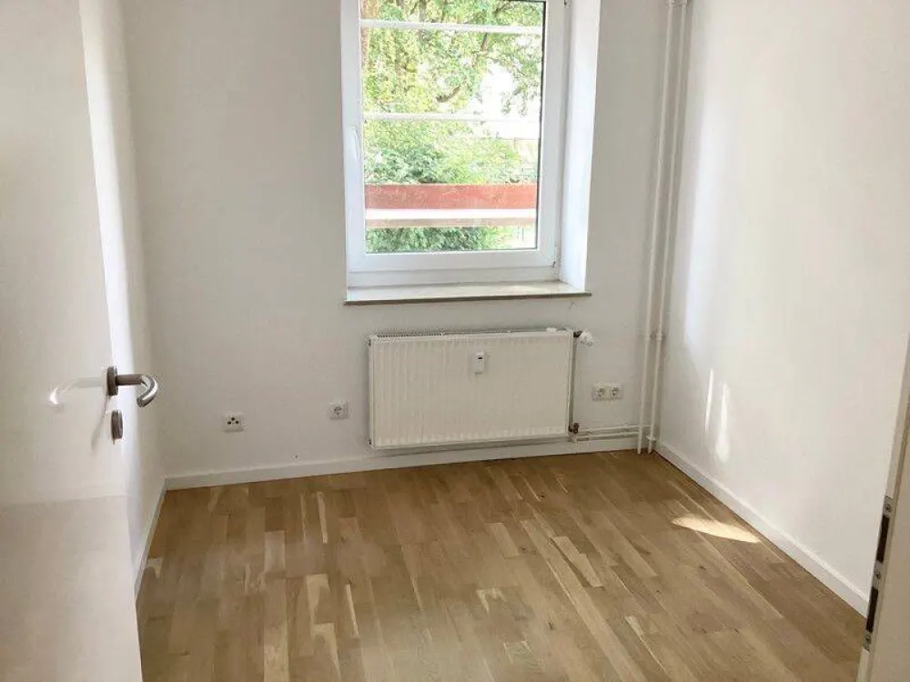 Stylish 2.5-Room Apartment with Daylight Bathroom and Balcony