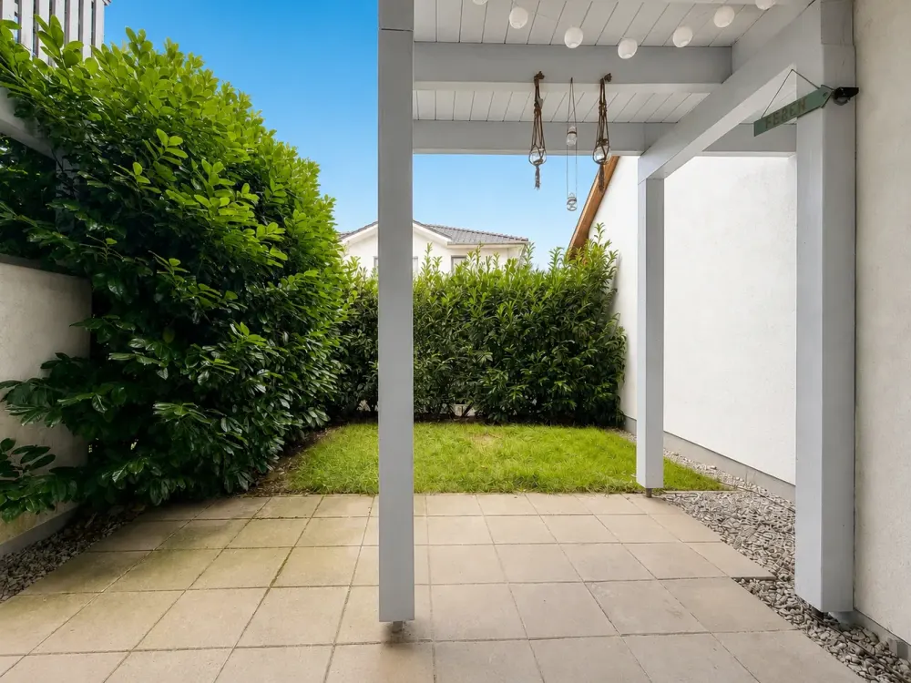 Moderne 3-Zimmer-Erdgeschosswohnung mit zwei Terrassen und zwei Gartenbereichen