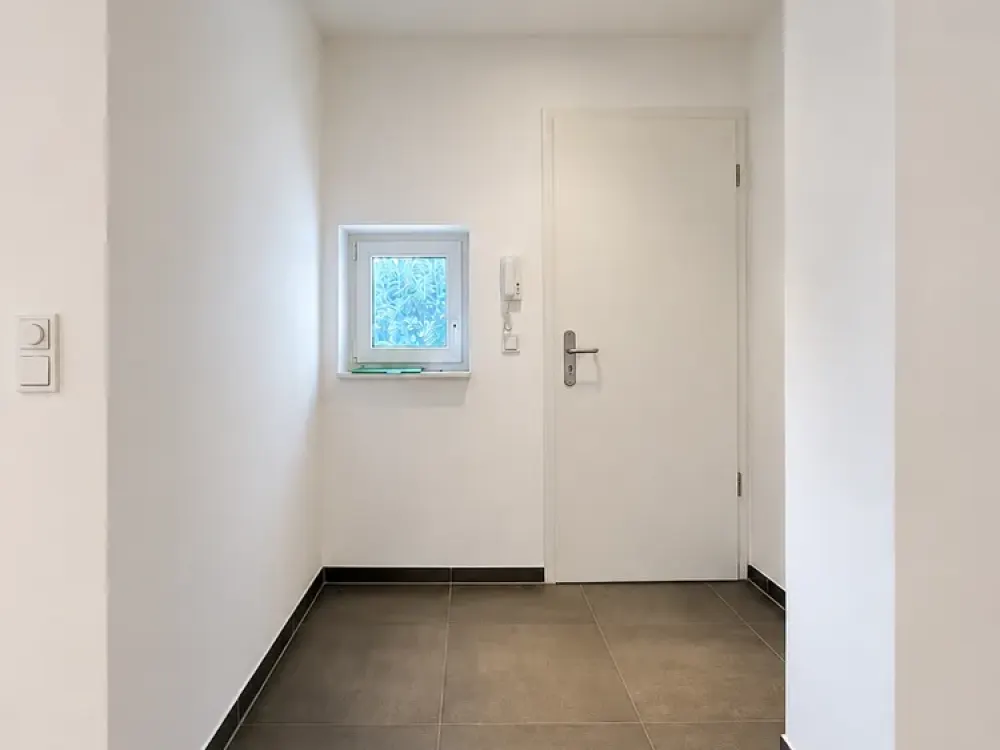 Moderne 3-Zimmer-Erdgeschosswohnung mit zwei Terrassen und zwei Gartenbereichen