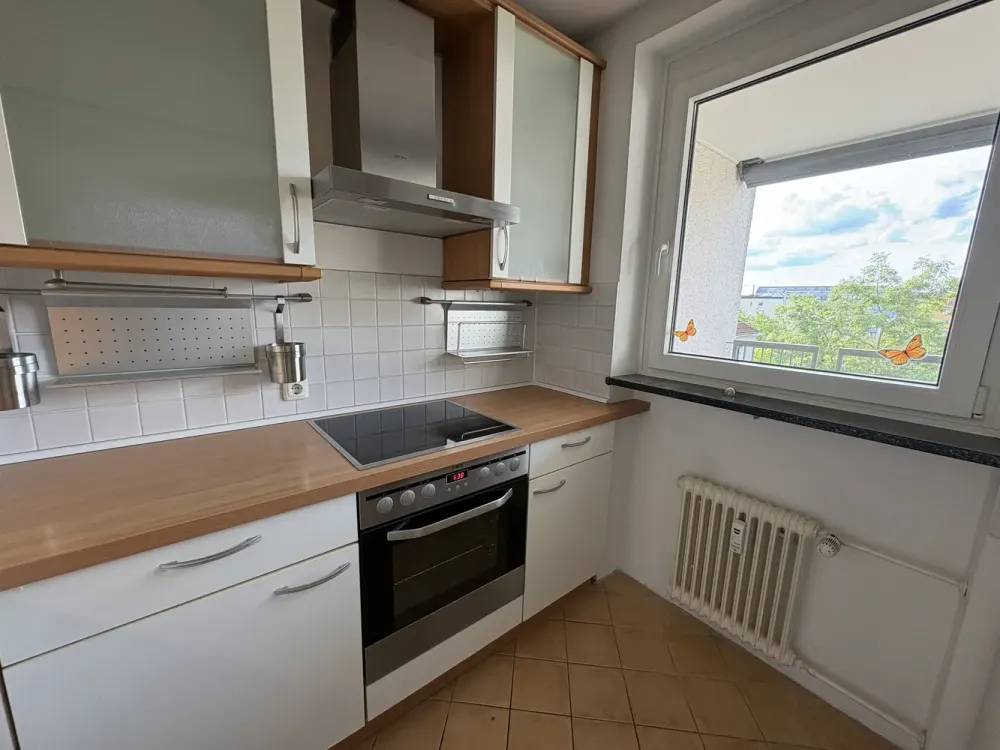 Quiet 2-Room Apartment with Balcony Overlooking Greenery in Maxvorstadt